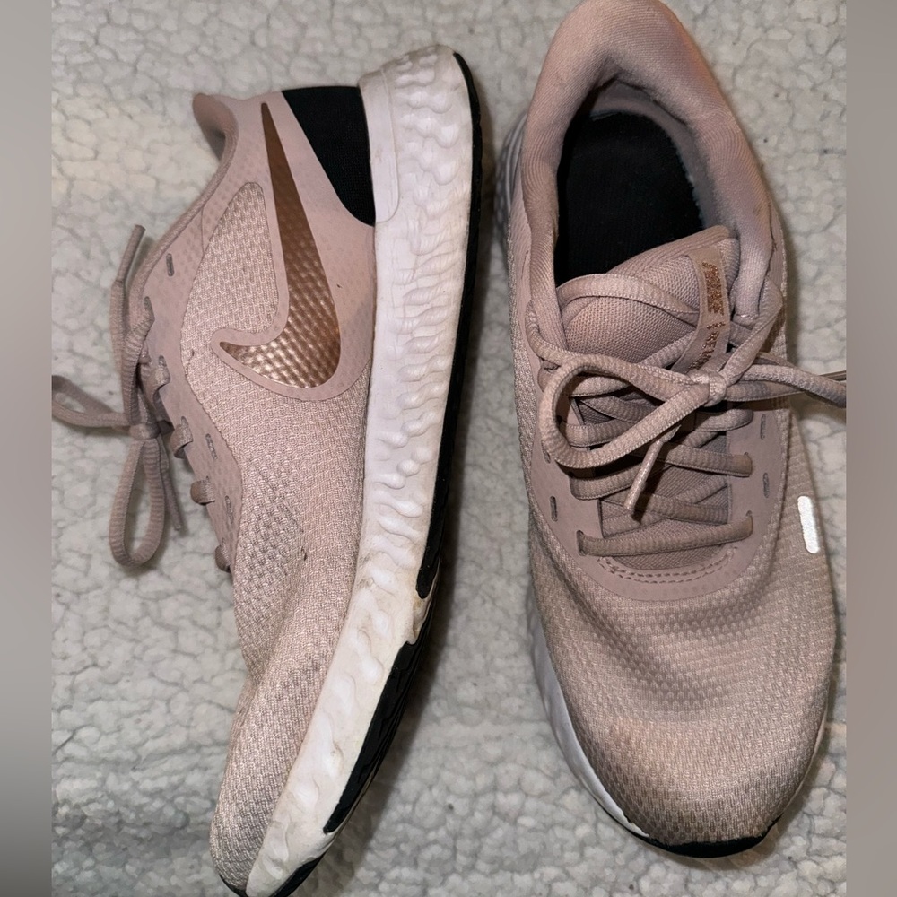 NIKE WOMENS RUNNING SHOE PINK ROSE GOLD